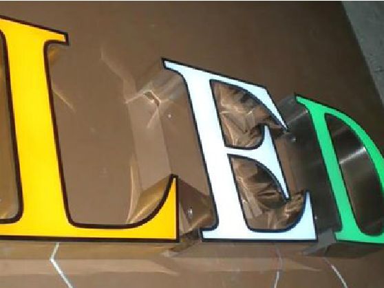 松阳介绍LED招牌的基础知识。